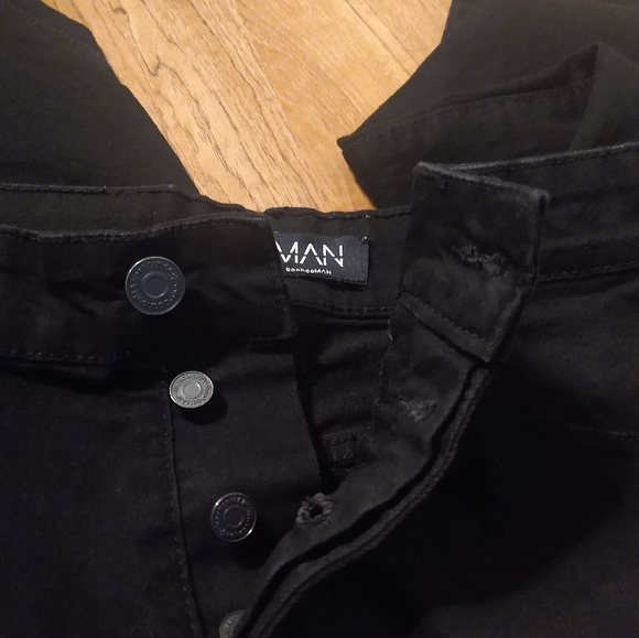 Fashion Nova Black, size 30L, ripped at Knee. Button Up Jean - Picture 9 of 10